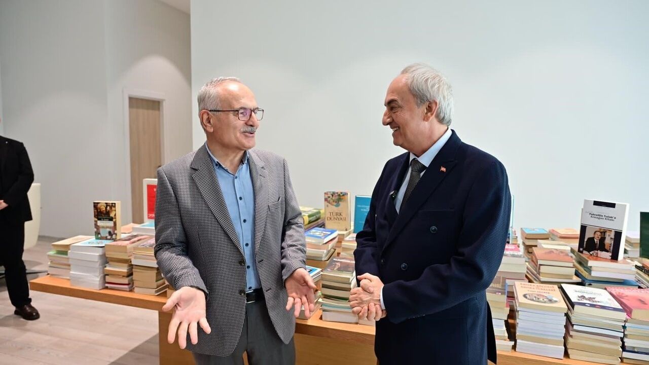 Prof. Dr. Fahrettin Tızlak’tan Antalya Kütüphanesi’ne 2 bin kitaplık değerli bağış