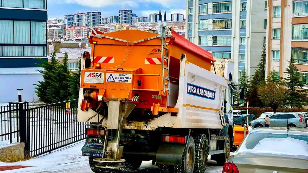 Pursaklar'da Karla Mücadele: Belediye Ekipleri 7/24 Sahada