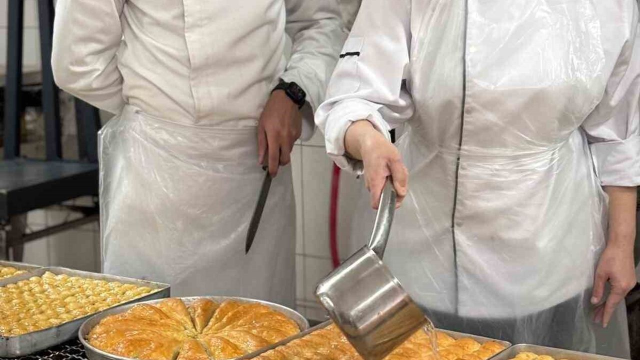 Pursaklar Hanım Evi'nde Pastacılık Kursiyerleri İmalathanede Baklava ve Börek Öğrendi