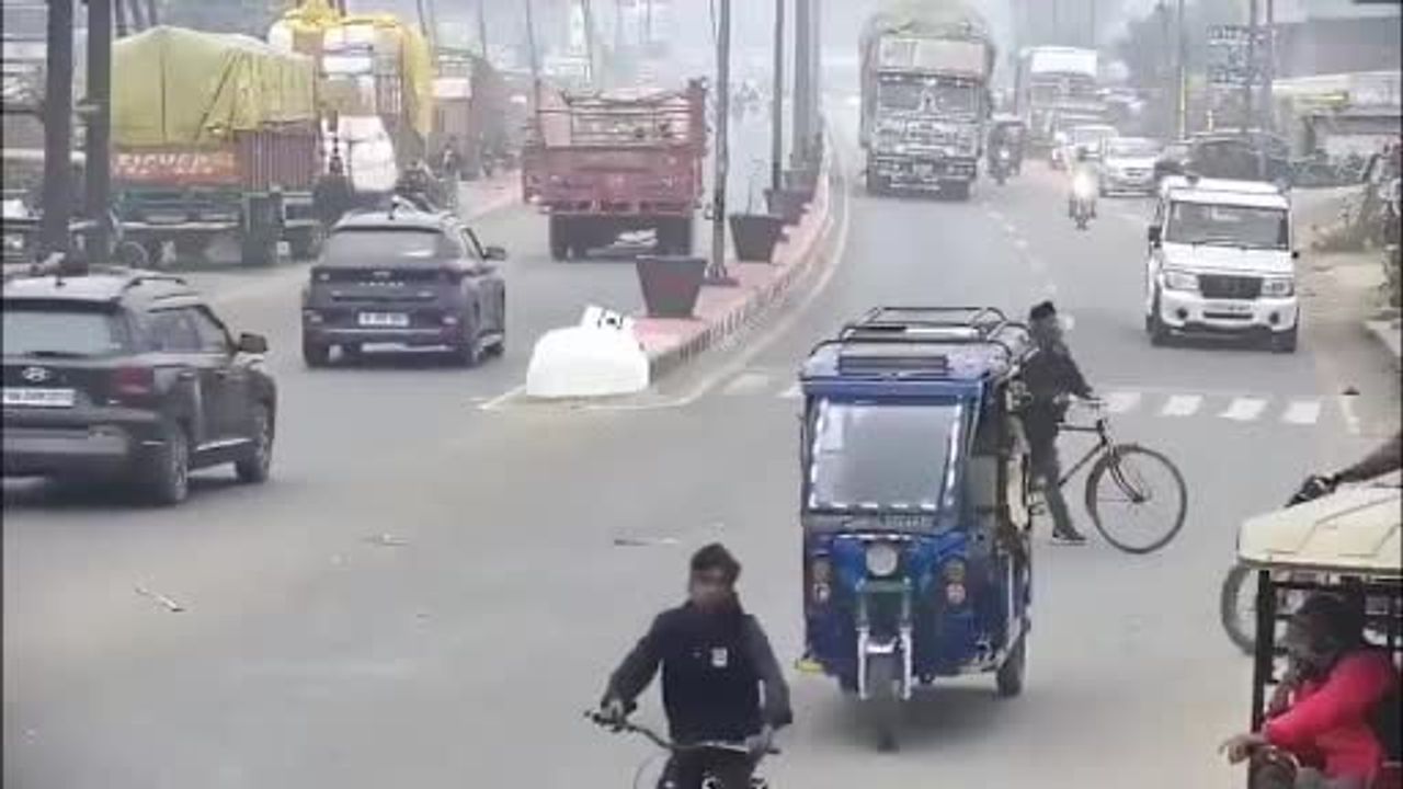 Rampur'da talaş yüklü kamyon otomobilin üzerine devrildi: 1 ölü