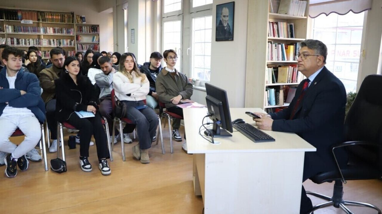 Rektör Kızıltoprak Mustafa Hakkı Yeşil Kütüphanesi'nde Siyasi Tarih Dersi Verdi
