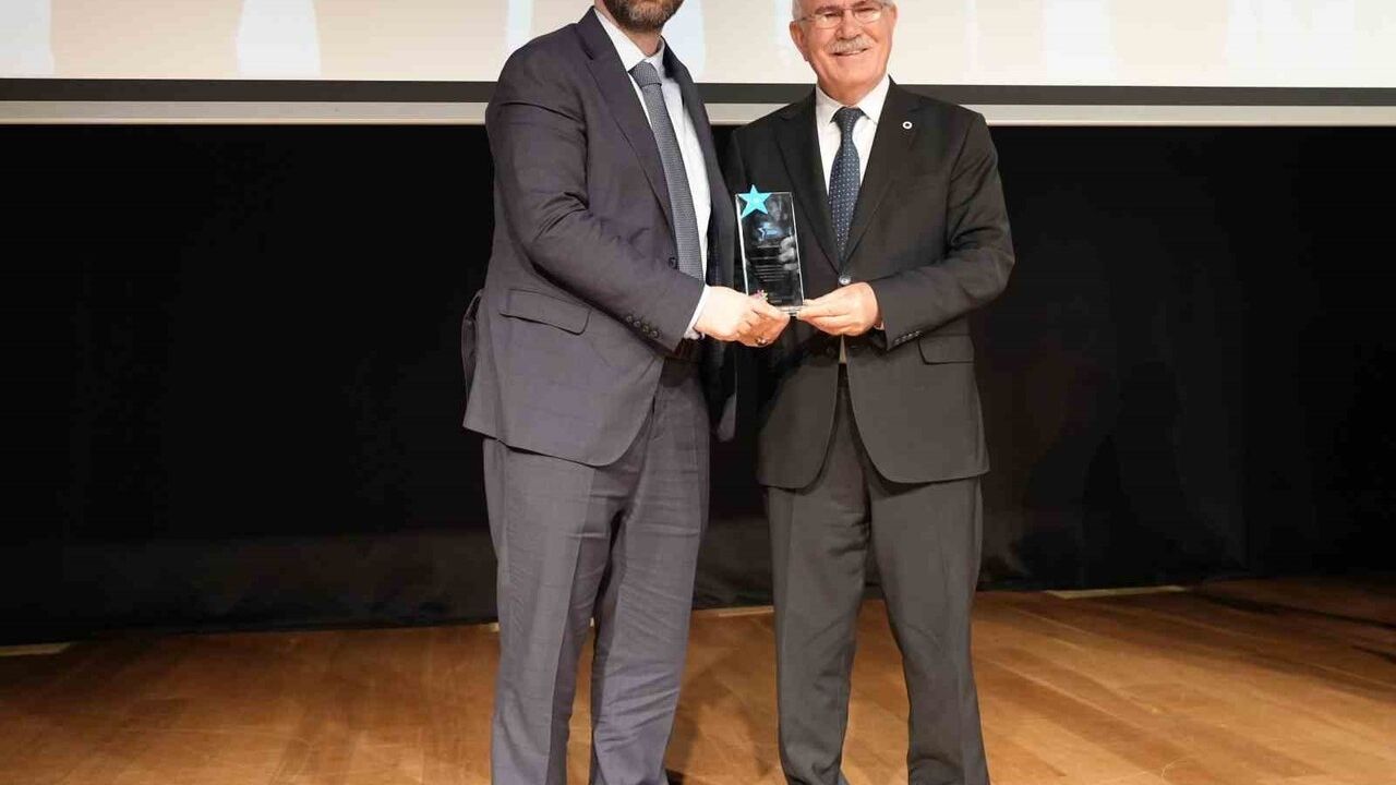 Rektör Prof. Dr. Ekrem Savaş 2024 Genç Bilim İnsanı Ödülleri Programı’ne Katıldı