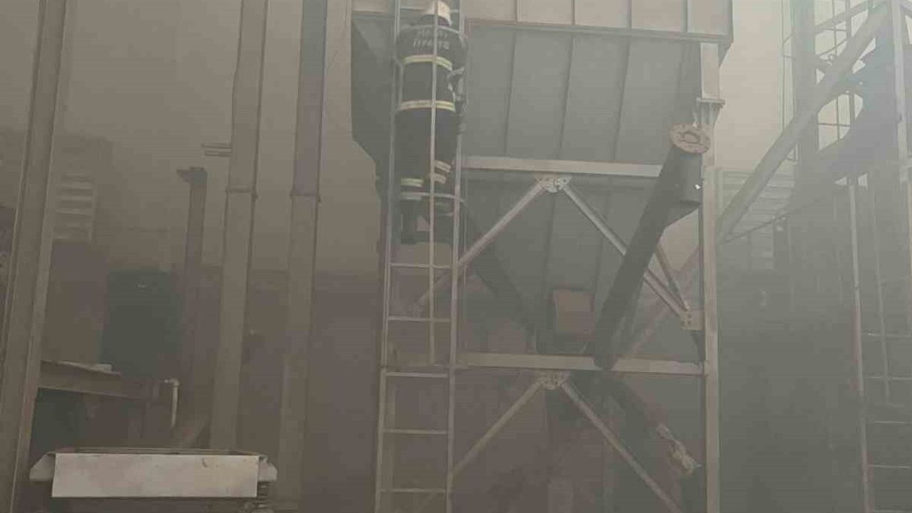 Reyhanlı'da Çikolata Fabrikası Yangını Hızlı Müdahaleyle Söndürüldü