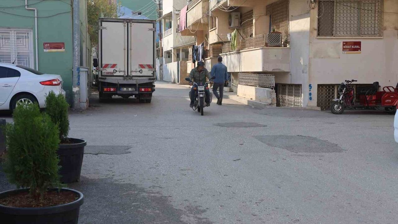 Reyhanlı’da Kafa Kafaya Çarpışan İki Motosikletin Anları Kamerada