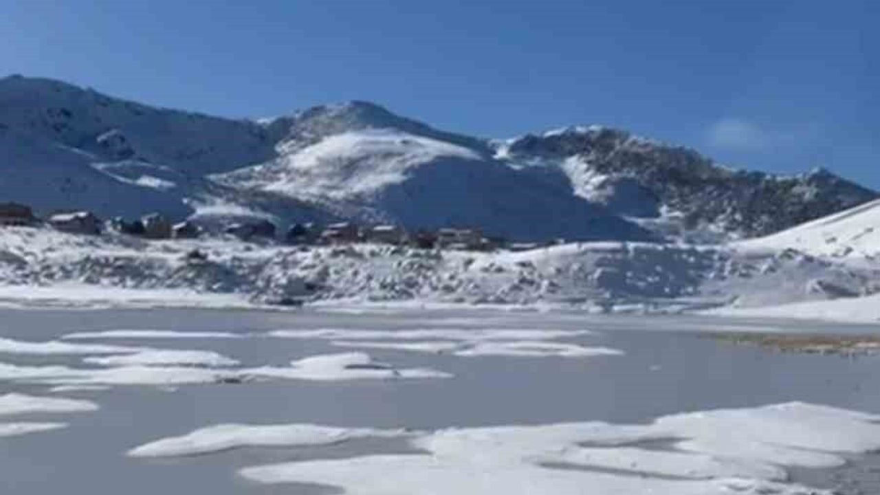 Rize'de 'Adalı Göl' Dondu: Koçdüzü Yaylası Buzla Kaplandı