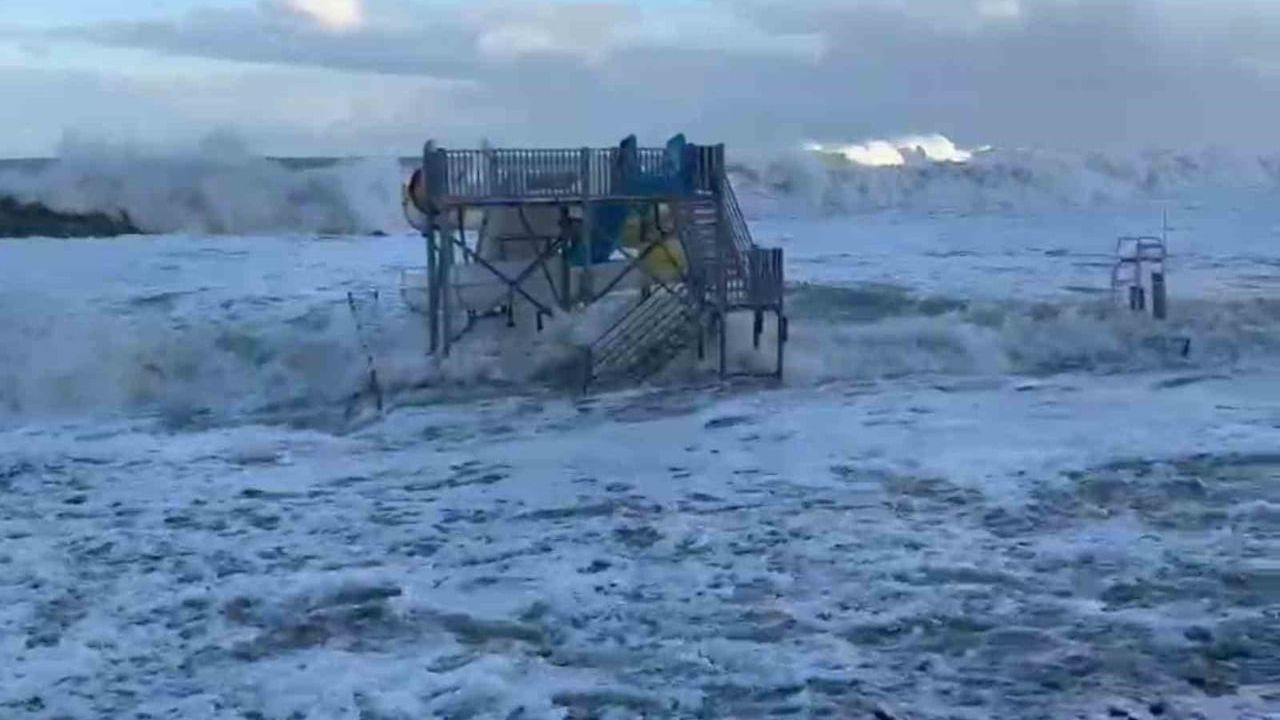 Rize'de Fırtına: Çayeli'de Dalgalar Karadeniz Sahil Yolu'nu Etkiledi