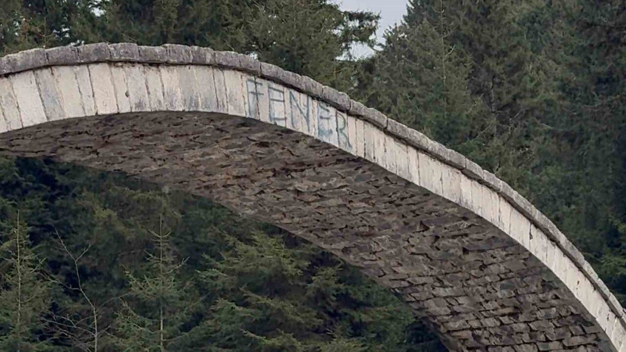 Rize'de Tarihi Çat Kemer Köprüsü'ne Sprey Boya ile 'Fener' ve '1907' Yazıldı