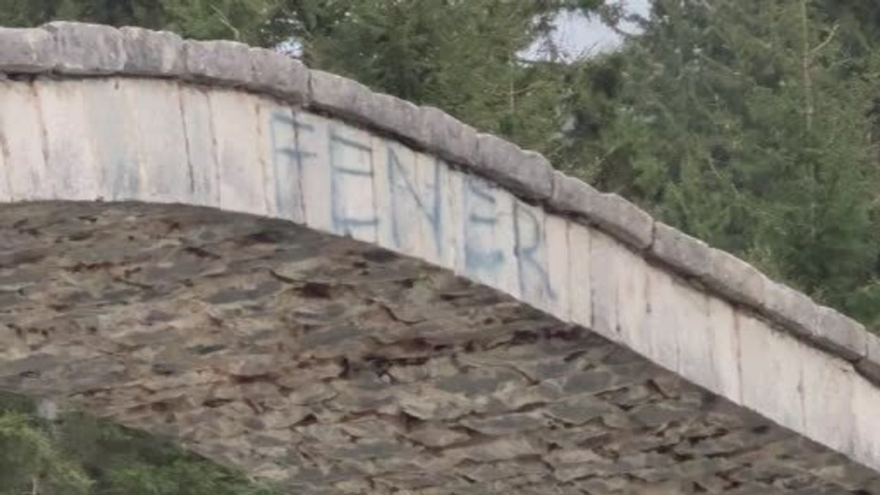 Rize'de Tarihi Çat Kemer Köprüsü'ne Sprey Boya ile 'Fener' ve '1907' Yazıldı
