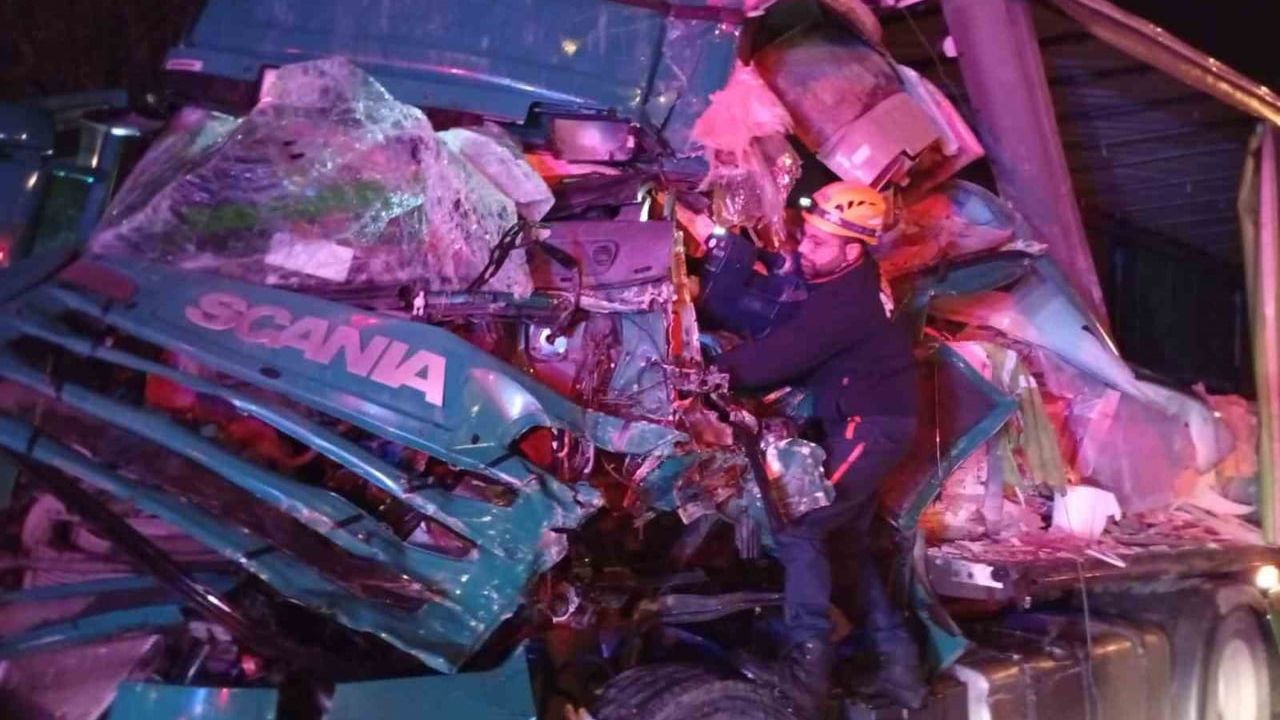 Rize’de Tır Kazası: 1 Yaralı, AFAD Sürücüyü Kurtardı