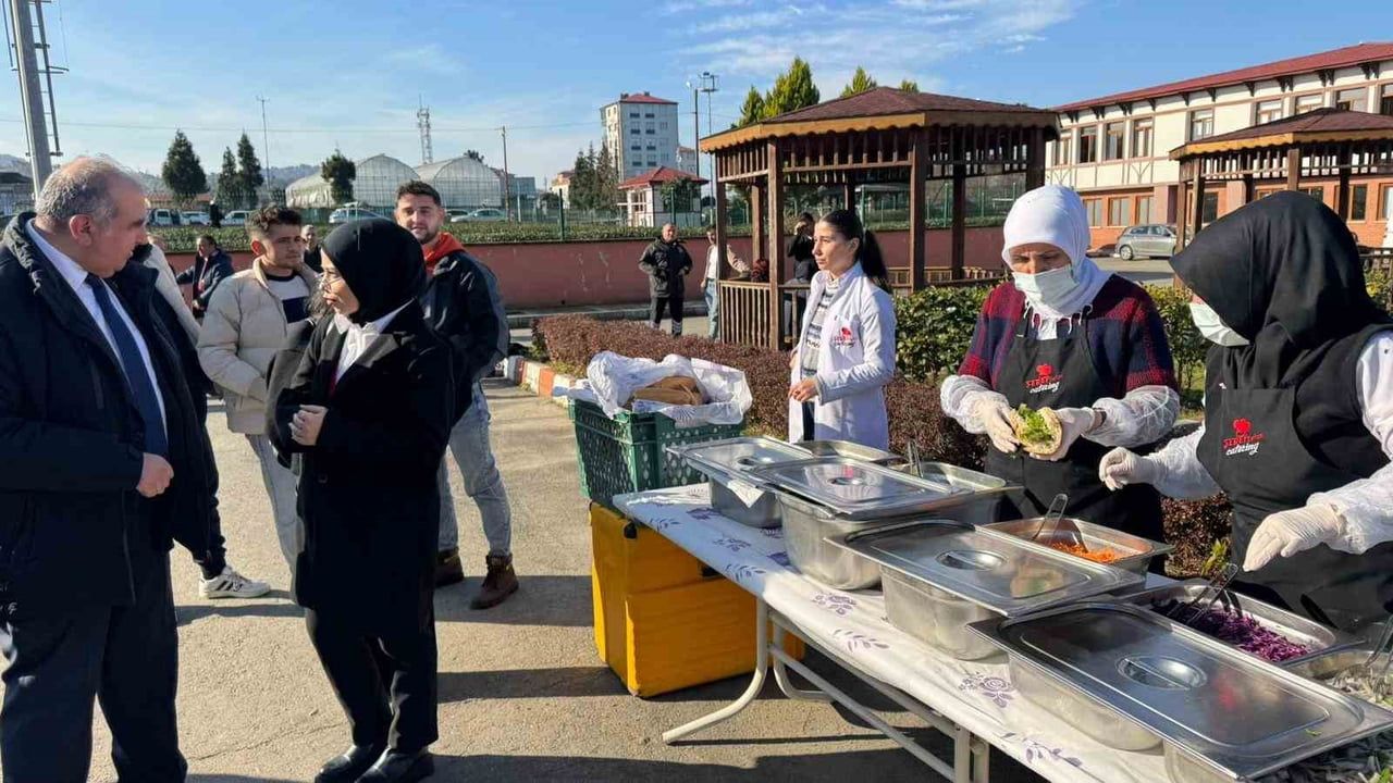 RTEÜ Öğrencileri Hamsi Festivaliyle Sınav Öncesi Moral Depoladı