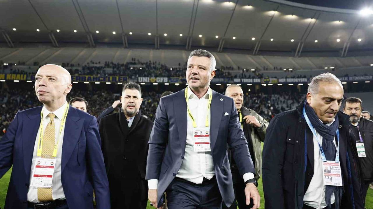 Sadettin Saran Stadta İndi: Galibiyet Coşkusunu Taraftarlarla Paylaştı