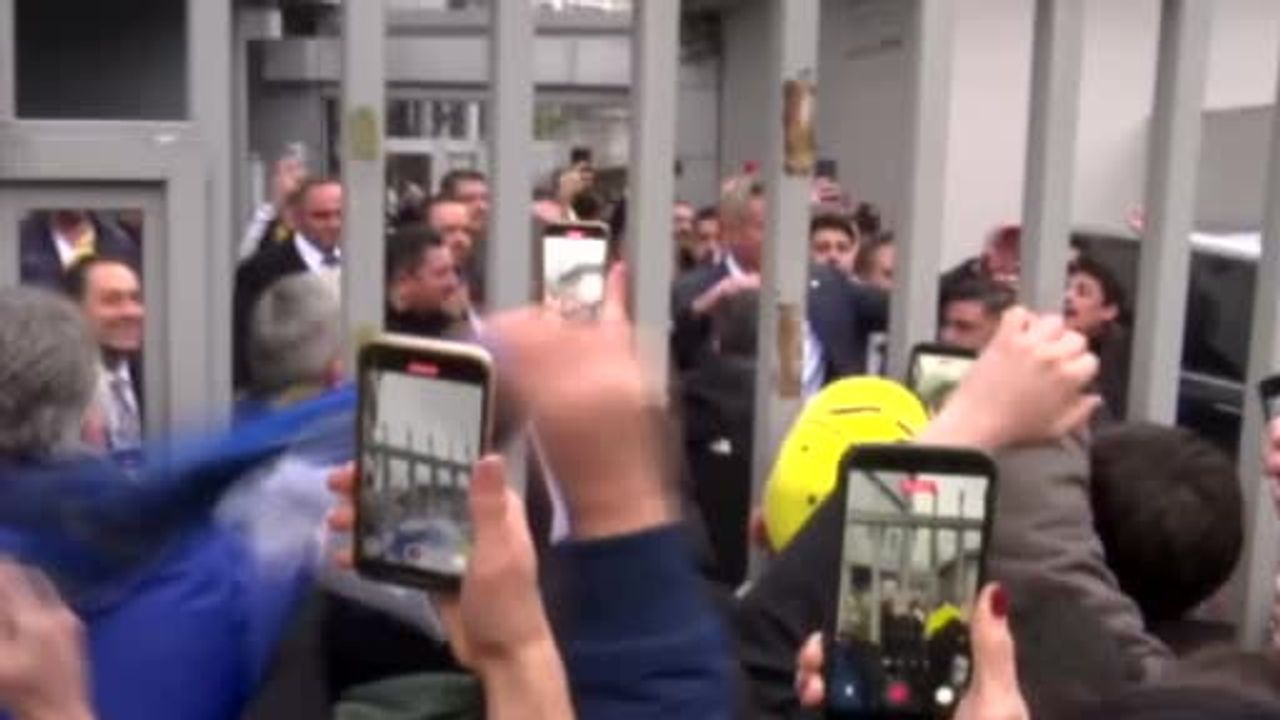 Sadettin Saran, Şükrü Saracoğlu’nda Taraftarları Selamladı — Adli Kontrolle Serbest