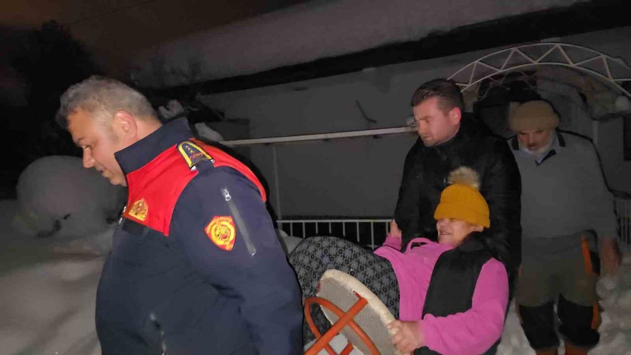 Safranbolu'da Engelli Anne ve Kızı Elektriksiz Mahsuriyetten Kurtarıldı