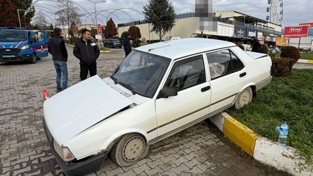 Safranbolu'da kamyonet otomobile arkadan çarptı: 2 yaralı