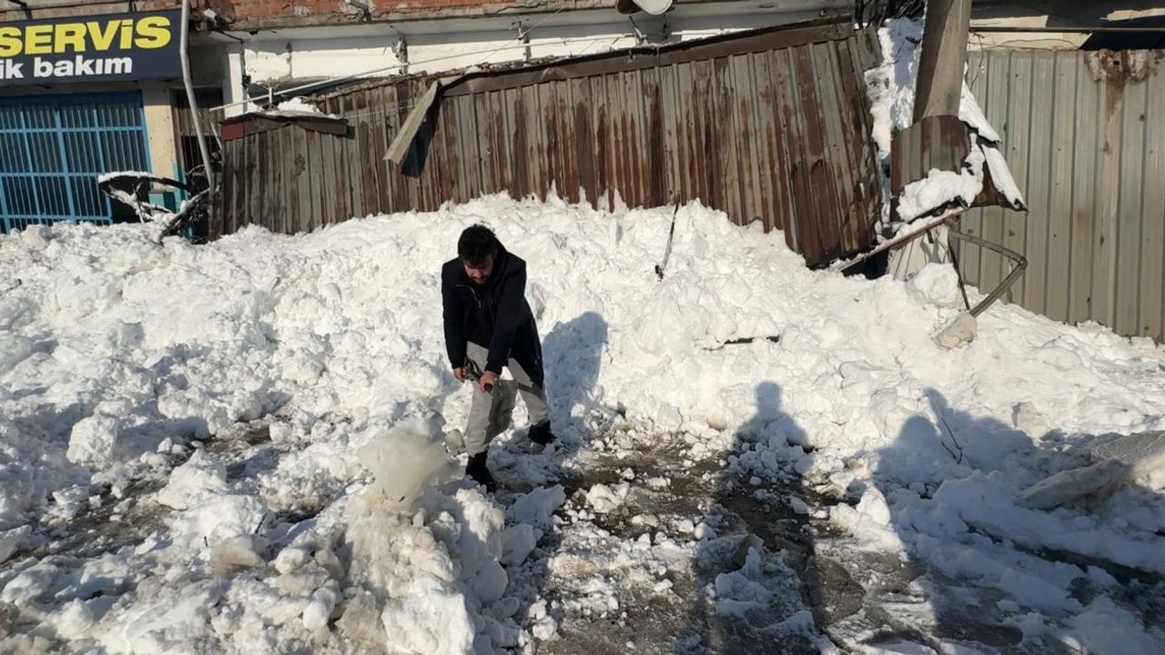 Safranbolu'da Kar Birikimi Sundurmaları Çökertti