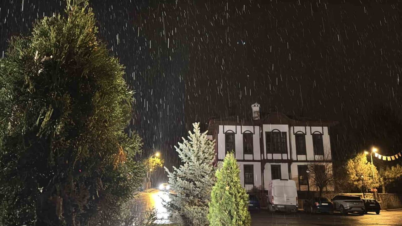 Safranbolu'da Kar Yağışı Başladı: Bağlar ve Esentepe Beyaza Büründü