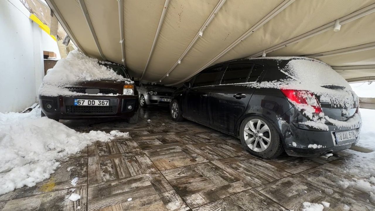 Safranbolu’da Kar Yükü Garajı Çöktürdü: 3 Araç Hasar Gördü