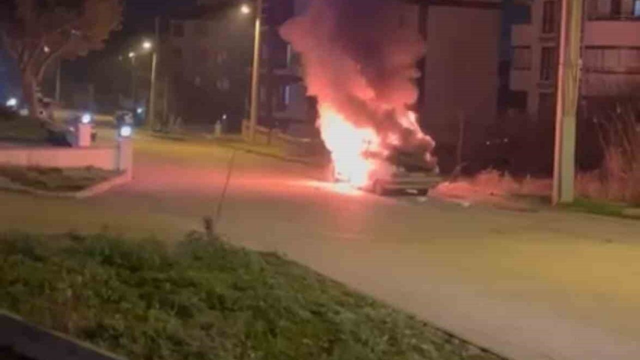 Safranbolu'da Park Halindeki Otomobil Alev Topuna Döndü