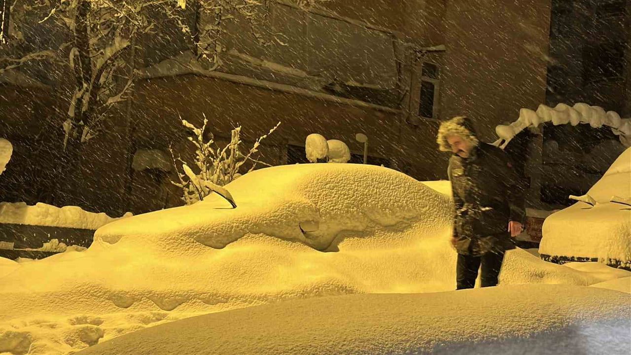 Safranbolu'da Yoğun Kar: Park Halindeki Araçlar Görünmez Oldu