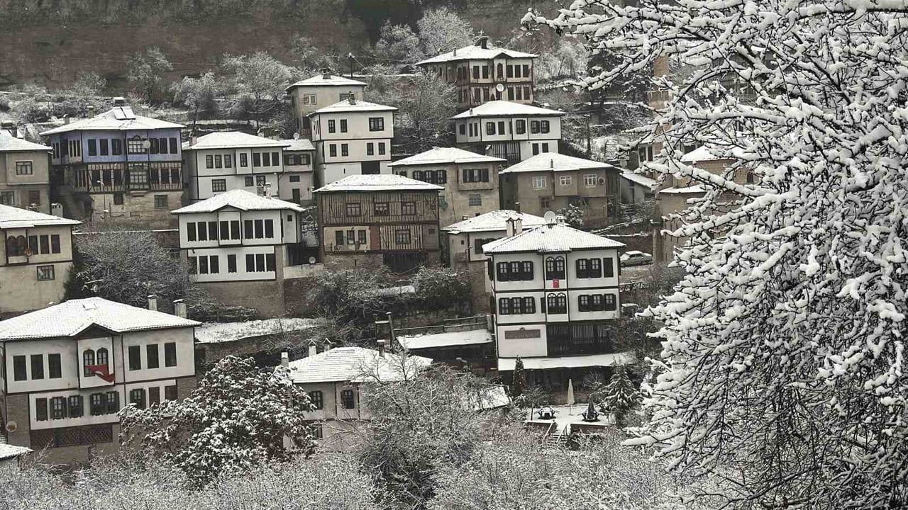 Safranbolu'nun Tarihi Konakları Karla Beyaza Büründü