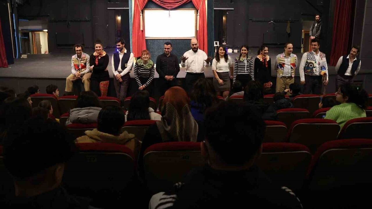 Sahneye Renk Geldi ile 150 Çocuk Tiyatroyla Buluştu