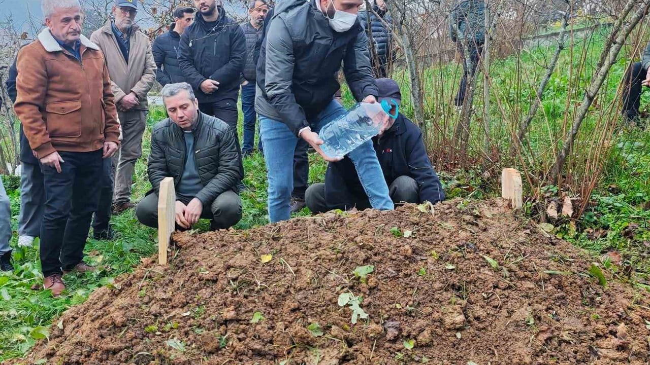 Sakarya Akyazı'da 8 Yaşındaki Tarık Ediz Özkanlı Menenjit Nedeniyle Vefat Etti