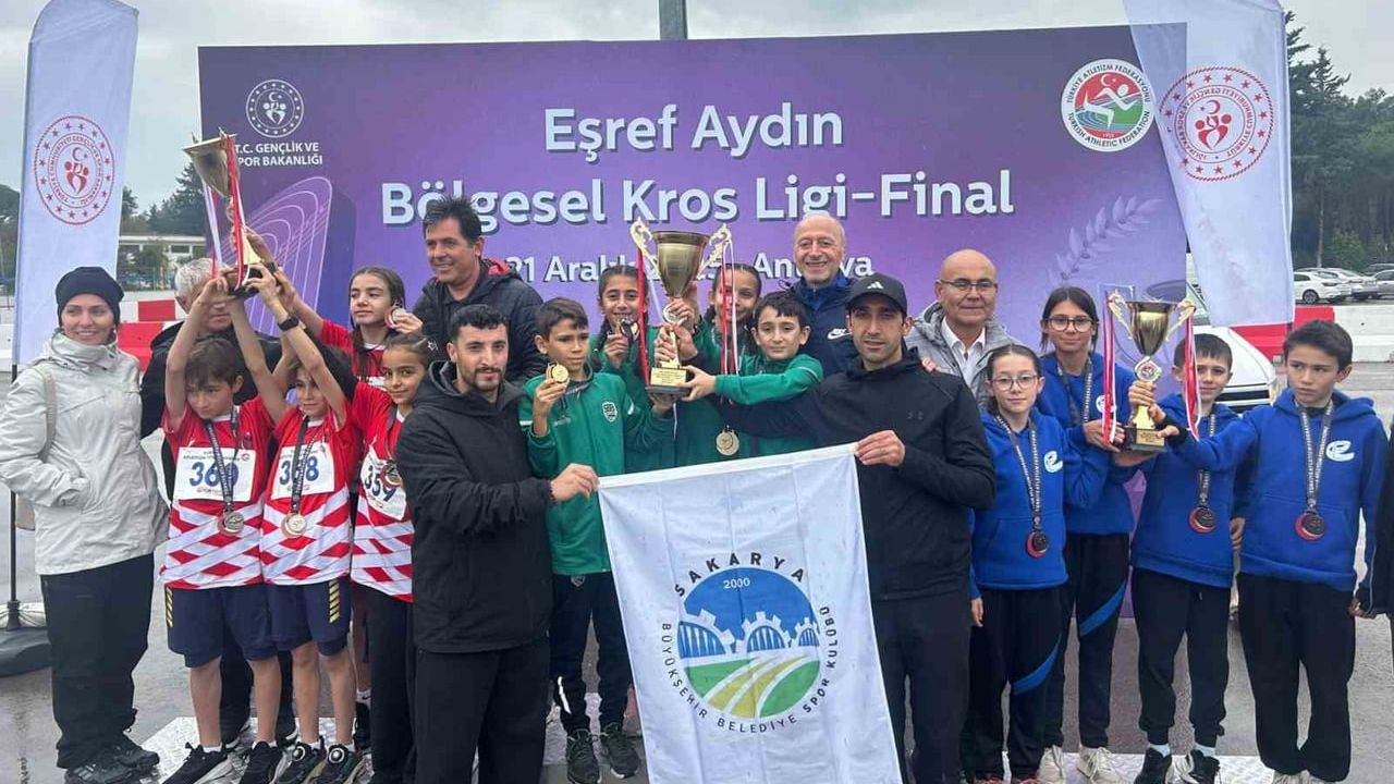Sakarya Büyükşehir Atletizm Takımı Antalya'da Türkiye Şampiyonu