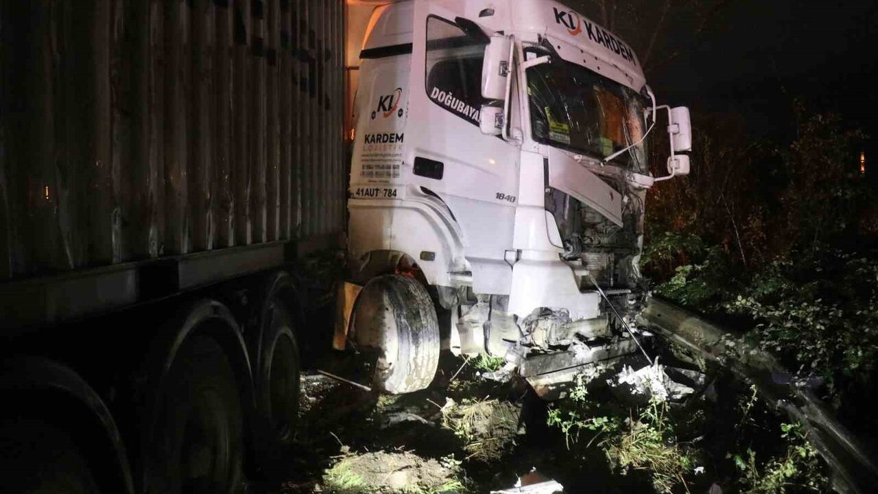 Sakarya D-650'de Zincirleme Kaza: 12 Yaralı, Trafik 2 Saat Durdu