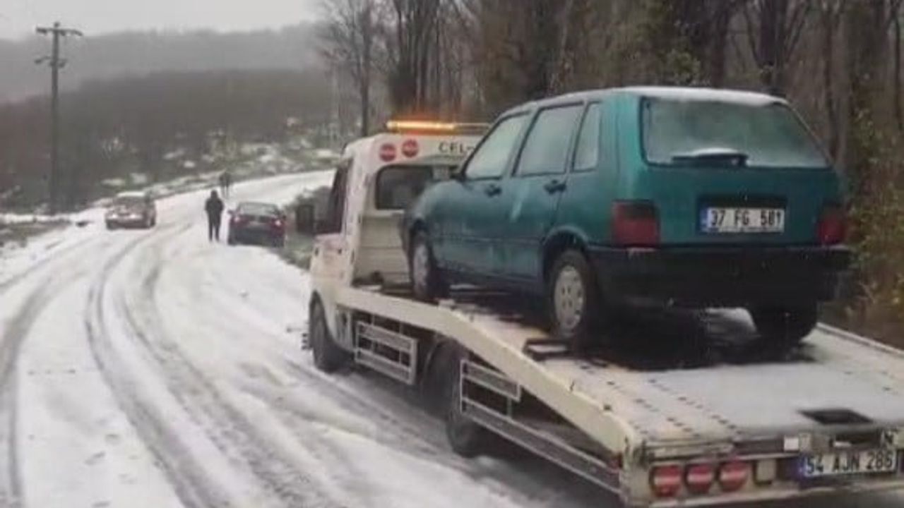 Sakarya'da Kar Mesaisi: Yükseklerde 30 cm, Trafikte Aksamalar