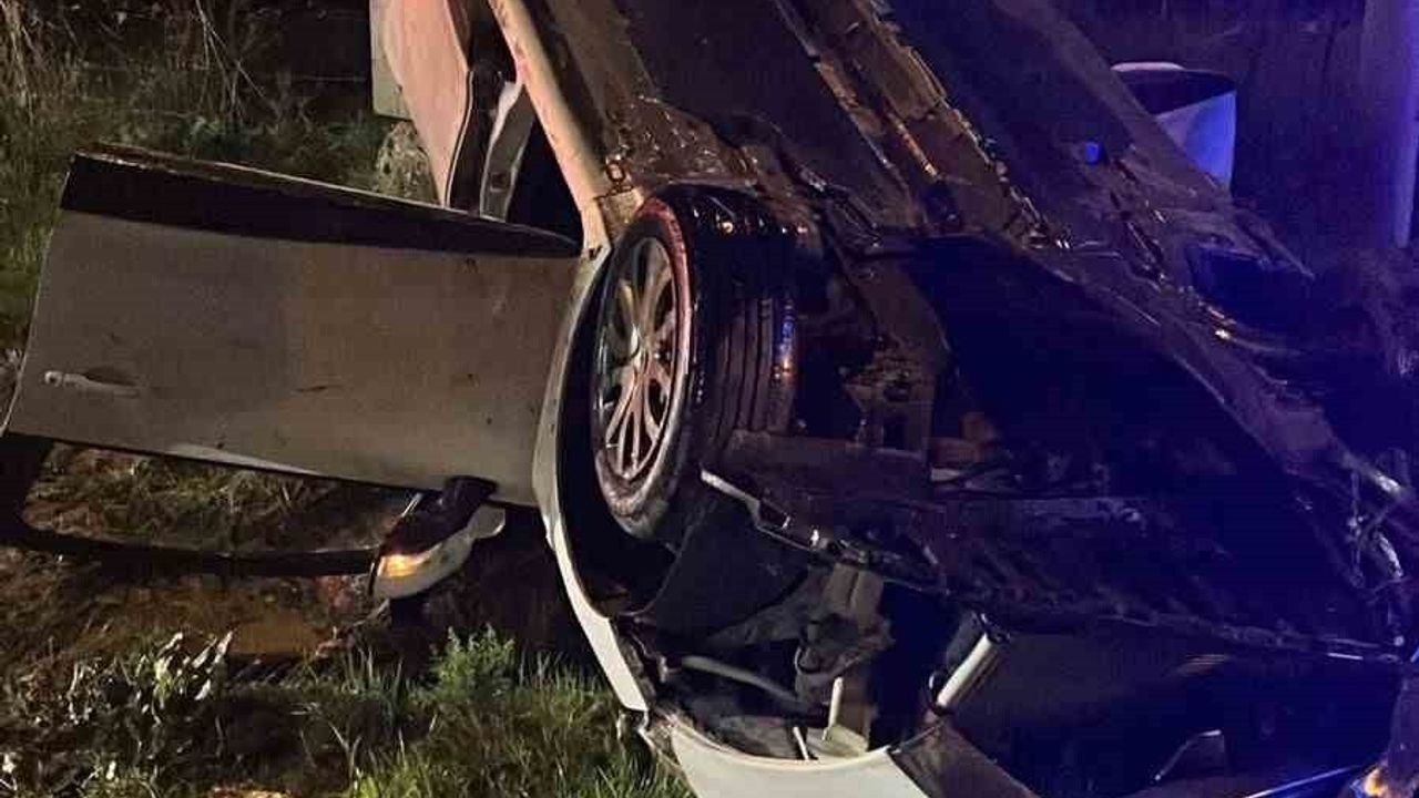 Sakarya'da Takla Atan Otomobilde Sürücü İtfaiye Tarafından Kurtarıldı