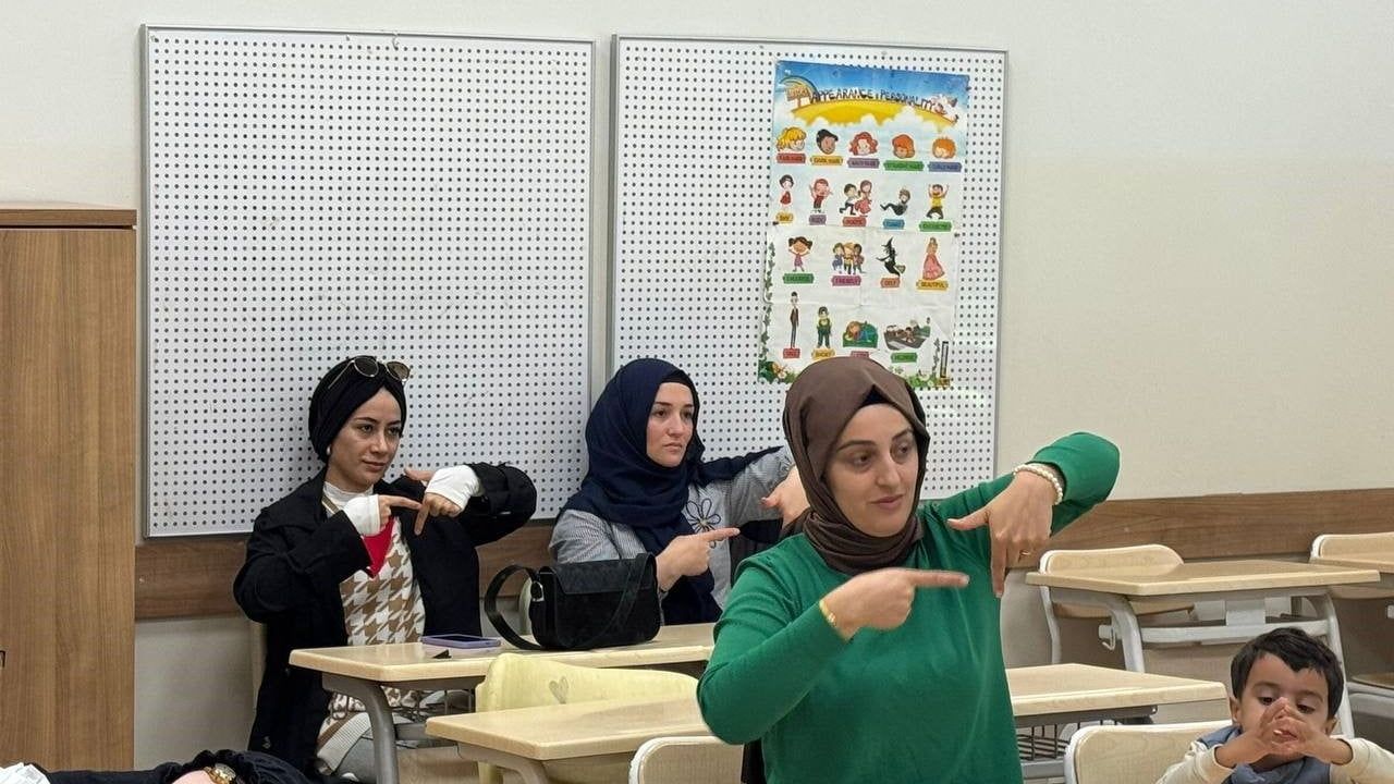 Sakarya'da Türk İşaret Dili Kursu Sertifikaları Verildi