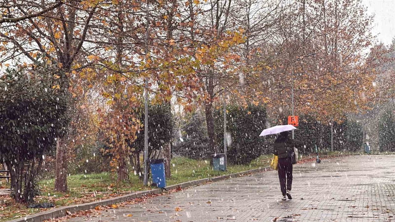 Sakarya Kampüsünde Kar Sürprizi: Lapa Lapa Yağan Kar Sadece 5 Dakika Sürdü