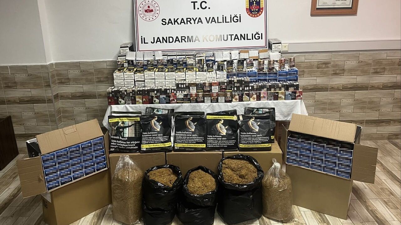 Sakarya Karasu'da Kaçakçılık Operasyonu: 1 Gözaltı, Çok Sayıda Tütün ve Makaron