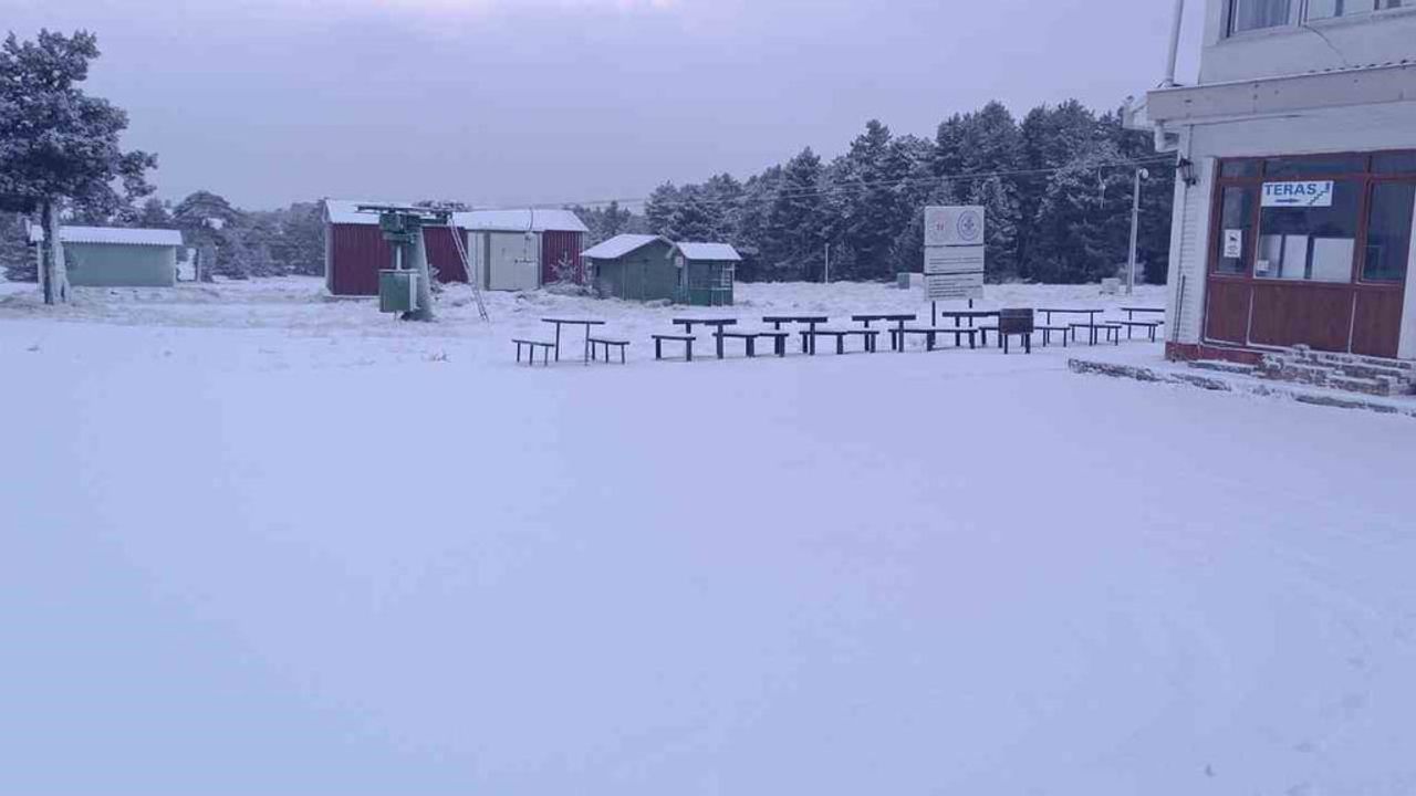 Salda'ya Mevsimin İlk Karı: Kayak Merkezi Beyaza Büründü