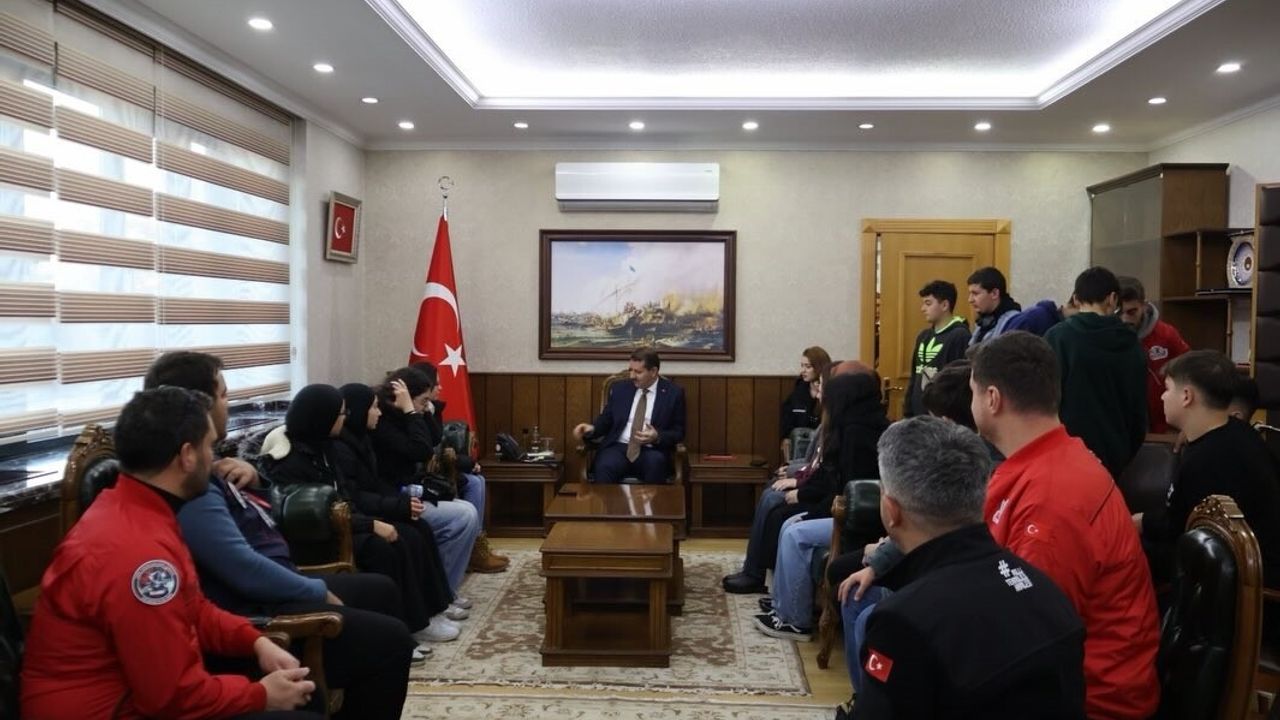 Salih Ayhan Bayburtlu Gençleri Bakanlıkta Ağırladı