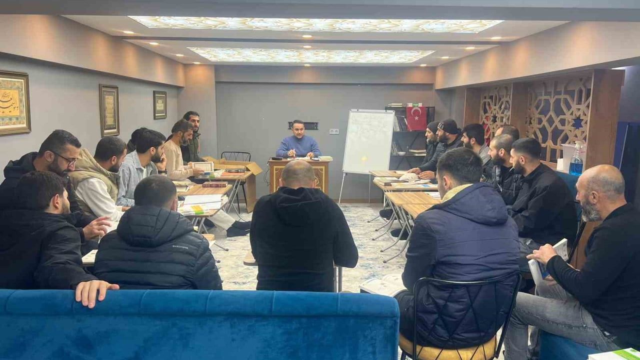 Salihli'de Arapça Kursu Açıldı: Gençlerin Kur'an Dili İlgisi Artıyor