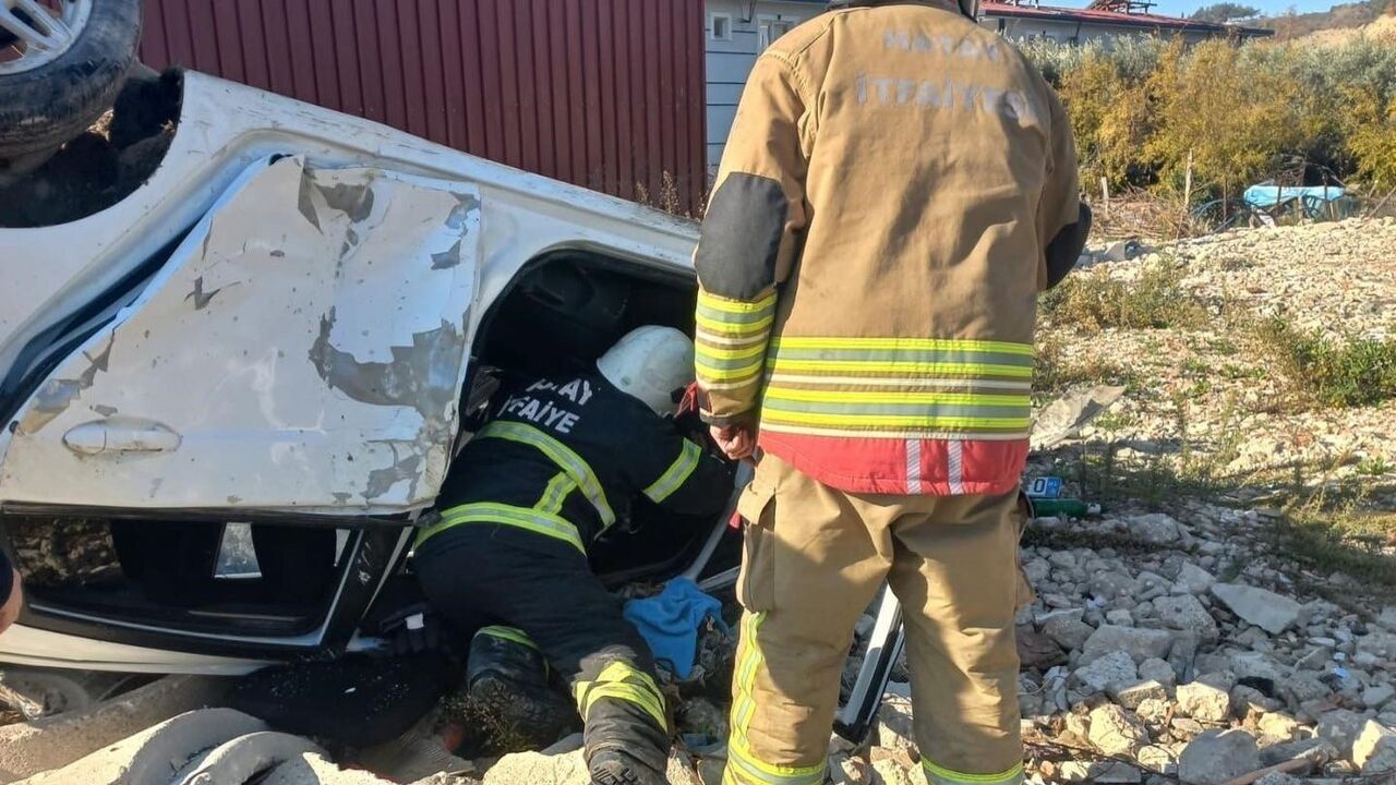 Samandağ'da takla atan otomobilde sürücü yaralandı