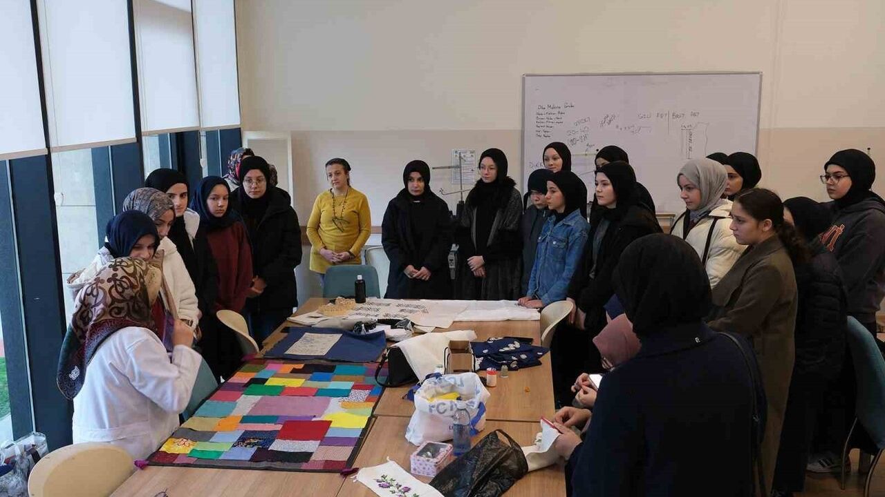 SAMEK'te Gençler Tezhiple, Minikler Seramikle Tanıştı