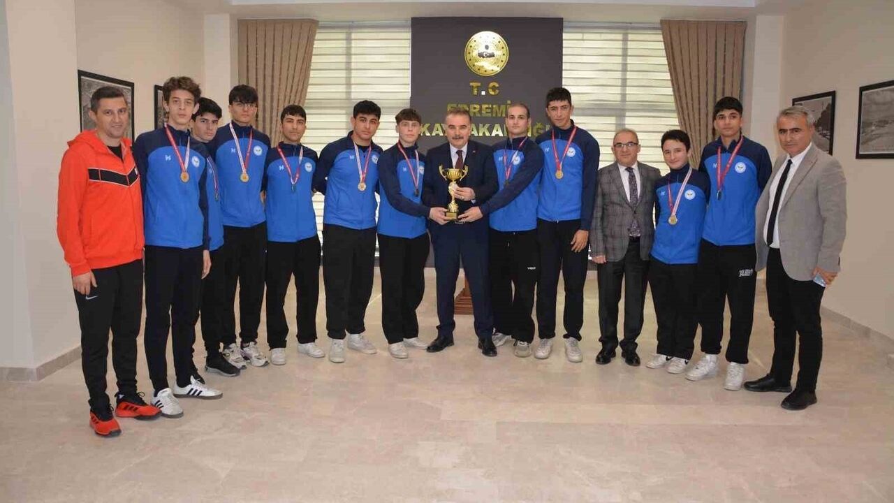 Şampiyon Edremit Anadolu Lisesi Voleybol Takımı Kaymakam Odabaş’ı Ziyaret Etti