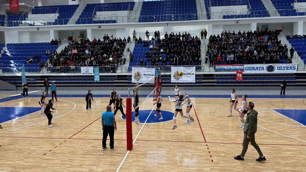 Şampiyonluk Kupası Şehriban Günata'nın — Malatya Liseler Genç Bayan Voleybol Şampiyonu