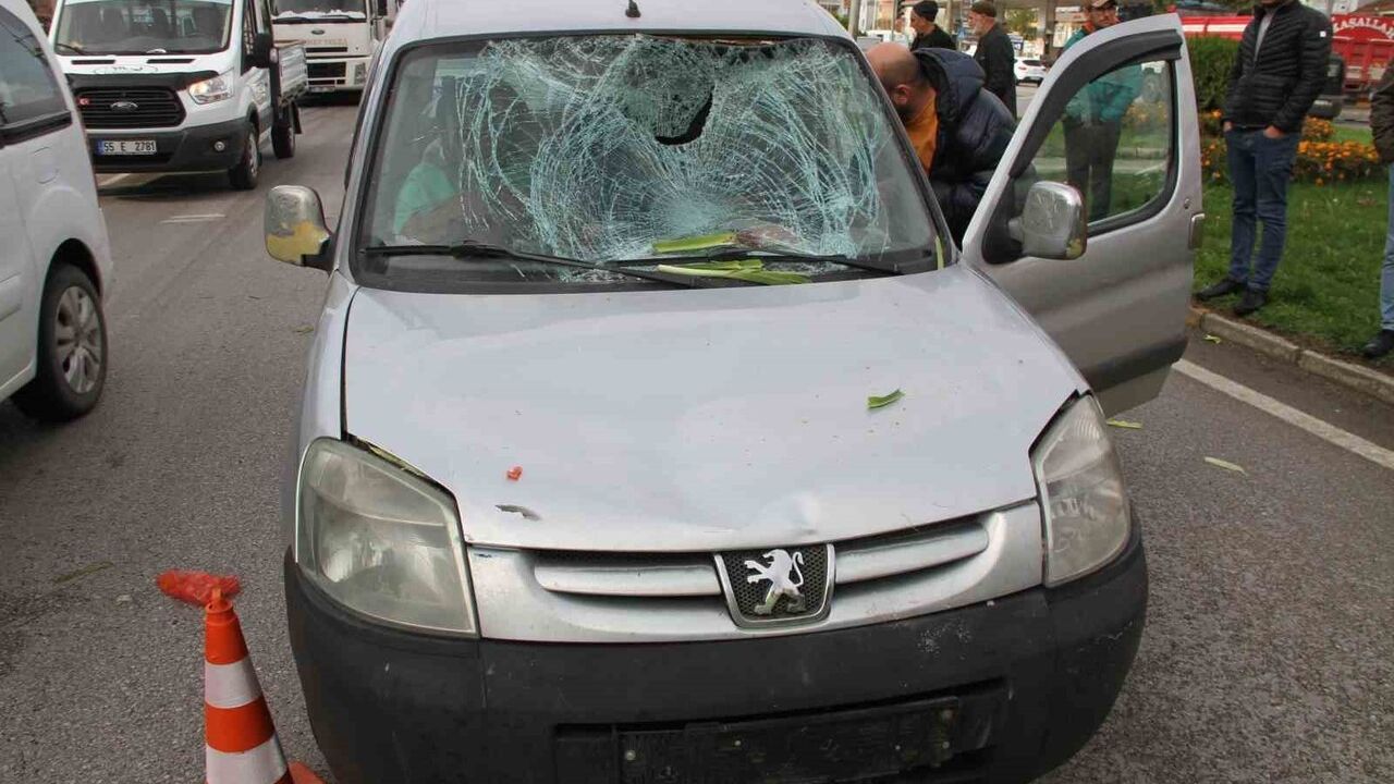 Samsun Çarşamba'da hafif ticari aracın çarptığı bisikletli ağır yaralandı