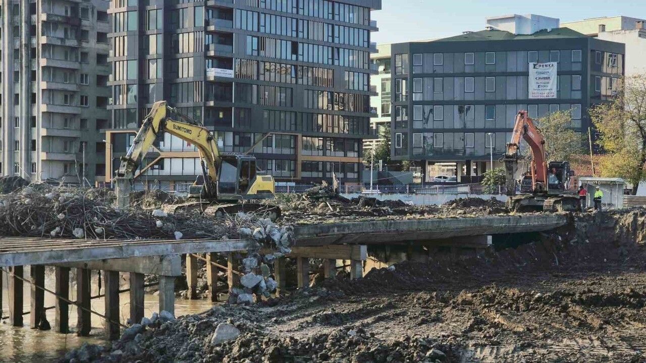 Samsun'da Mert Irmağı'ndaki Korozyonlu Köprünün Yıkımı Başladı
