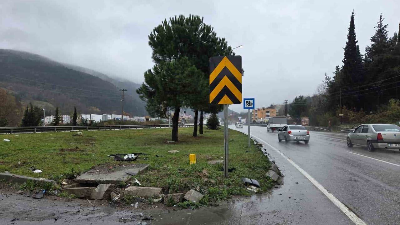 Samsun'da Otomobil ile Hafif Ticari Araç Çarpıştı: 2 Yaralı