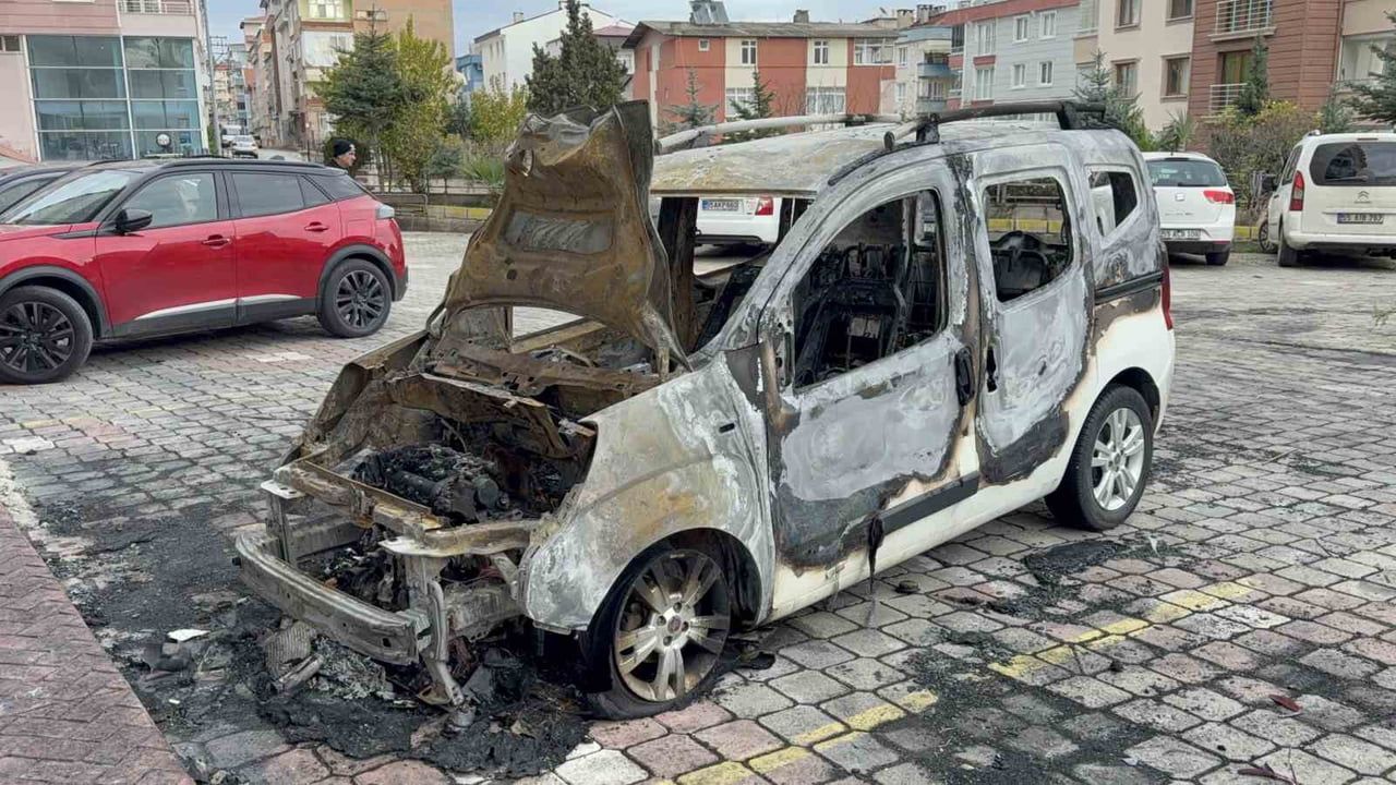 Samsun'da Park Halindeki Otomobil Kül Oldu: Sahibi Şüphelinin Bulunmasını İstedi