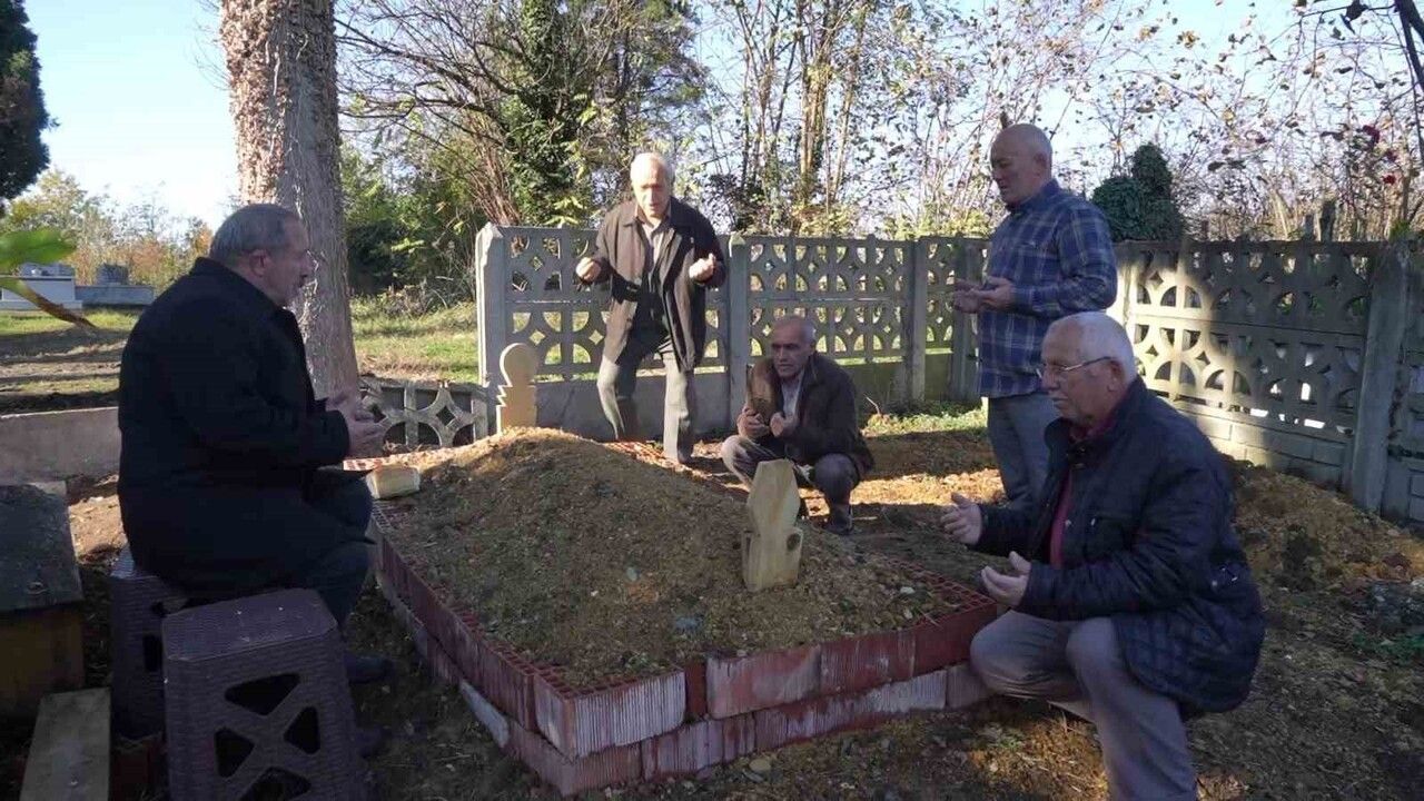 Samsun'da Sahibinin Mezarından Ayrılmayan Köpeğin Vefası Duygulandırdı