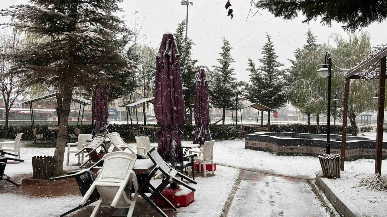 Samsun Kavak'ta Kar Yağışı İlçeyi Beyaza Bürüdü