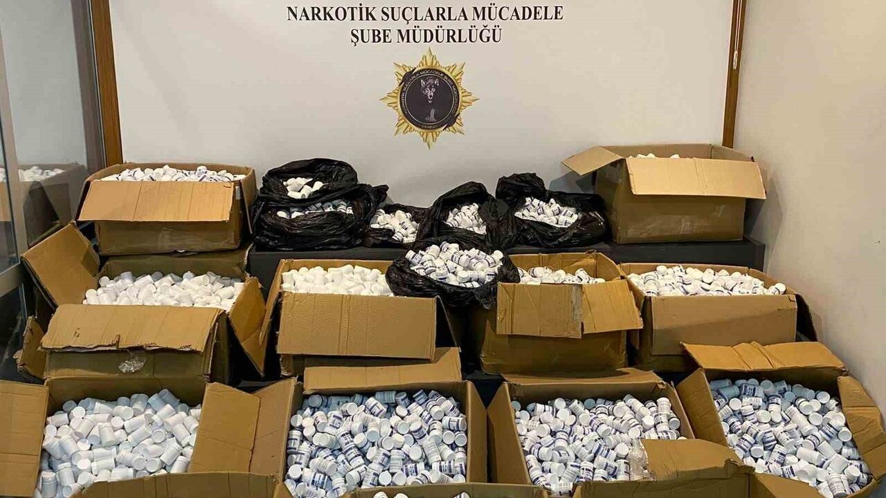 Samsun Kavak'ta Operasyon: 3 Araçta 350 Bin Uyuşturucu Hap Ele Geçirildi