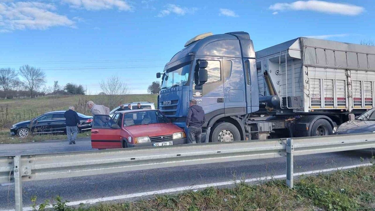 Samsun-Sinop Karayolu'nda Tır, Otomobili 20 Metre Sürükledi