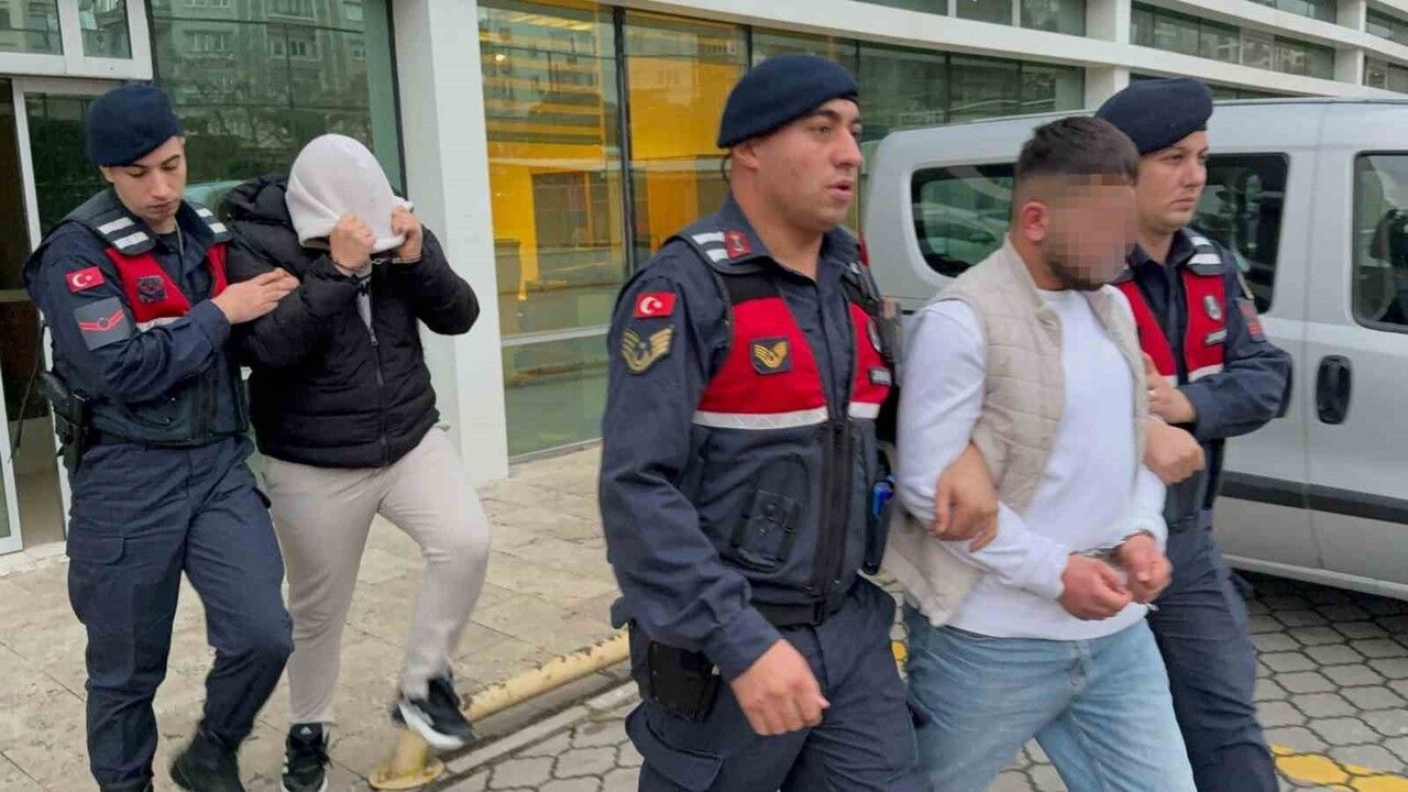 Samsun Tekkeköy'de Jandarma Operasyonu: 2 Kişi 383 Sentetik Hapla Tutuklandı