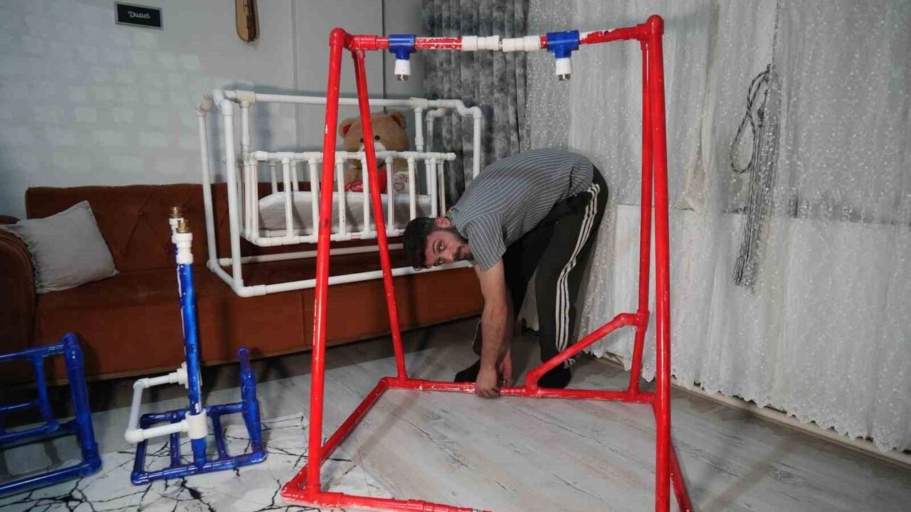 Samsunlu Tesisatçı Furkan Karadağ’dan Su Borusundan Beşik ve Taşınabilir Salıncak